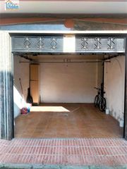 Rent Car parking  Calle zujar. Garaje cerrado para alquilar
