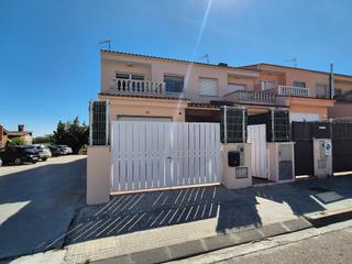 Casa adossada  Carrer tomovi. Casa esquinera adosada, soleada,  luminosa, con 3 habitaciones a