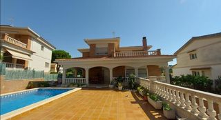 Casa a Segur de Calafell Nucli Urb�. Casa independiente de 4 habitaciones , 3 ba�os, chimenea, parkin