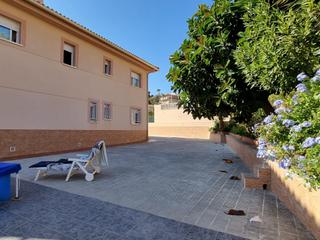Xalet  Carrer petunia. Casa independiente, con 6 habitaciones, 2 baños, sótano, garaje,