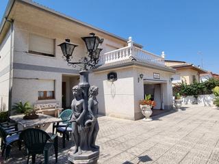 Xalet  Carrer viella. Casa independiente, dos plantas, 7 habitaciones, 4 baños, piscin