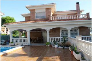 Xalet  Carrer costes del garraf. Casa independiente de 4 habitaciones , 3 baos, chimenea, parkin