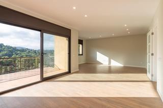 Casa  Carrer montserrat, de. Envoltada de natura al centre del poble i amb un grandis garatg