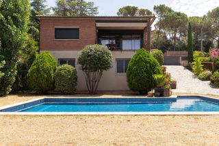 Haus in Vacarisses. Dues parcelles. un sol parad�s amb piscina