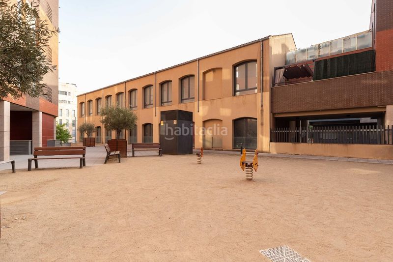Foto ebd6368e-7716-47f3-a778-c010fd21c279. Pis a carrer fronto a Barri del Centre Terrassa