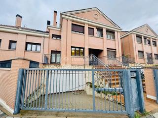 Casa aparellada a Cistérniga. Casa en venta en cistérniga