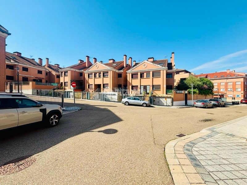 Foto f39368bc-f144-43c6-a586-e4fb154404d5. Casa aparellada a Cistérniga