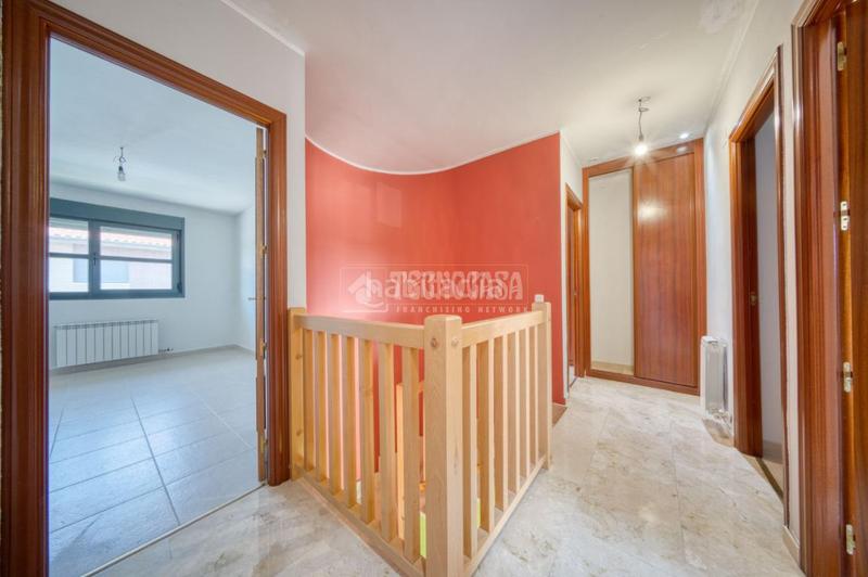 Foto 0376c37f-6056-4900-8bd7-b4ec1c00d965. Casa aparellada amb calefacció aparcament a Laguna de Duero