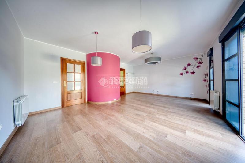 Foto b512920d-d3eb-4f56-aac3-aa9193f2758f. Casa aparellada amb calefacció aparcament a Laguna de Duero