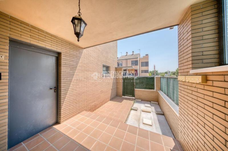 Foto db0bf52f-cd1e-40b4-b0b1-b5e5b25f11bb. Casa aparellada amb calefacció aparcament a Laguna de Duero
