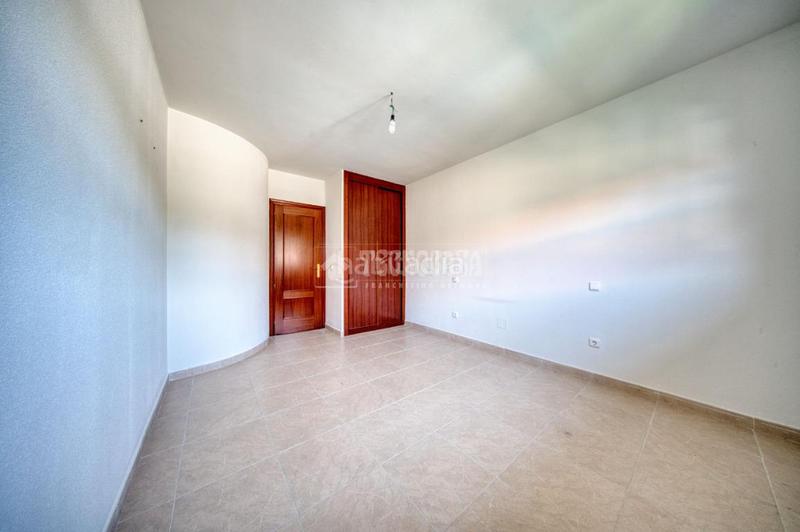 Foto dce476ae-ac2e-48a4-9df8-9c41e054d52a. Casa aparellada amb calefacció aparcament a Laguna de Duero