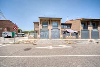 Casa bifamiliare in Laguna de Duero. Casa en venta en laguna de duero