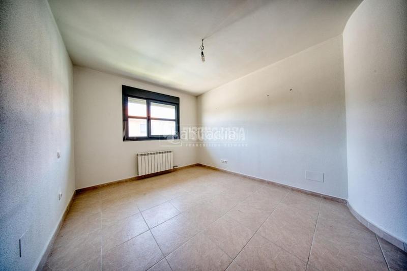 Foto f0a9abb0-f11b-4b53-ad60-2e8f43e1bd6c. Casa aparellada amb calefacció aparcament a Laguna de Duero