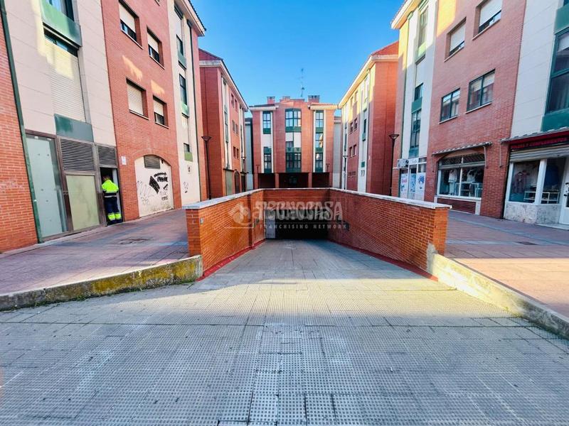 Foto 5660faf3-7ee0-41e6-bd43-b6b2338b474e. Parking voiture dans Laguna de Duero