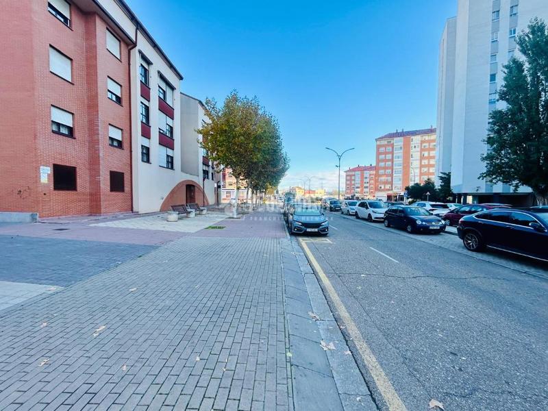 Foto a85283c3-6df6-4deb-81ae-54e66e07b45b. Parking voiture dans Laguna de Duero