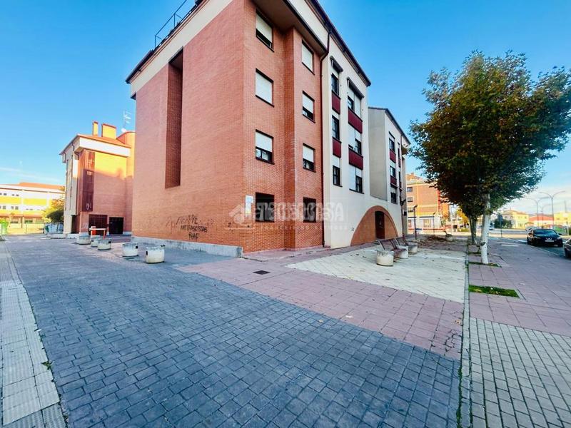 Foto f79346d8-aad7-4f3d-aa65-ee01ad517b7a. Parking voiture dans Laguna de Duero