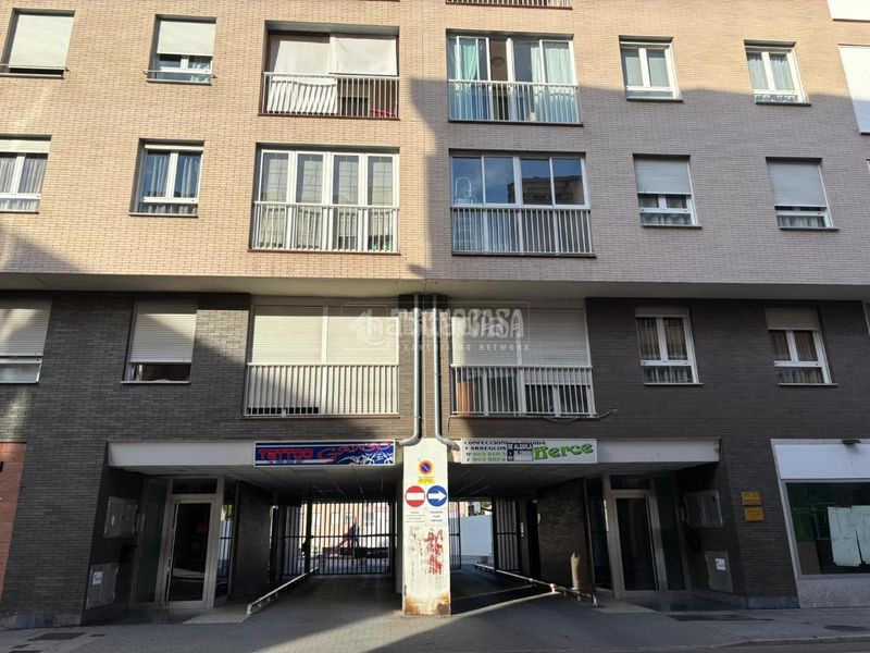 Foto c5a0d645-baa4-4c03-83aa-68485770133f. Aparcament cotxe a Medina del Campo