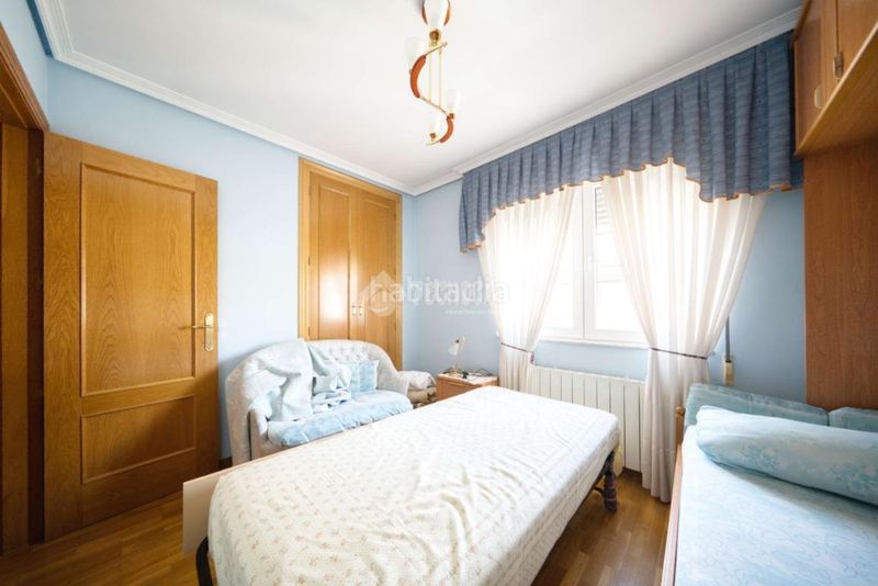 Foto 215a6959-ecbe-4b93-b1e1-48c78bc3e689. Casa aparellada amb calefacció aparcament a Laguna de Duero