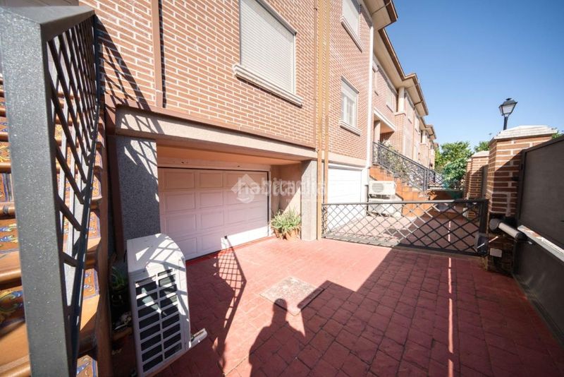 Foto 7f8c3ecd-91da-4f44-bd43-31c225928013. Casa aparellada amb calefacció aparcament a Laguna de Duero