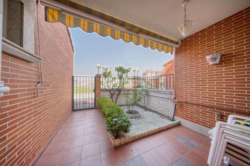 Foto 0f5cca52-b656-4e03-b894-dea119d47c3b. Casa aparellada amb calefacció aparcament a Laguna de Duero
