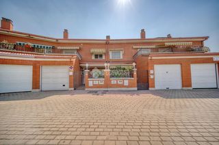 Casa aparellada a Laguna de Duero. Casa en venta en laguna de duero