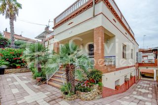 Casa  Gardenies. Dos viviendas en una  viladecans