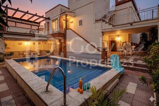 Casa  Gardenies. Singularmente única  viladecans