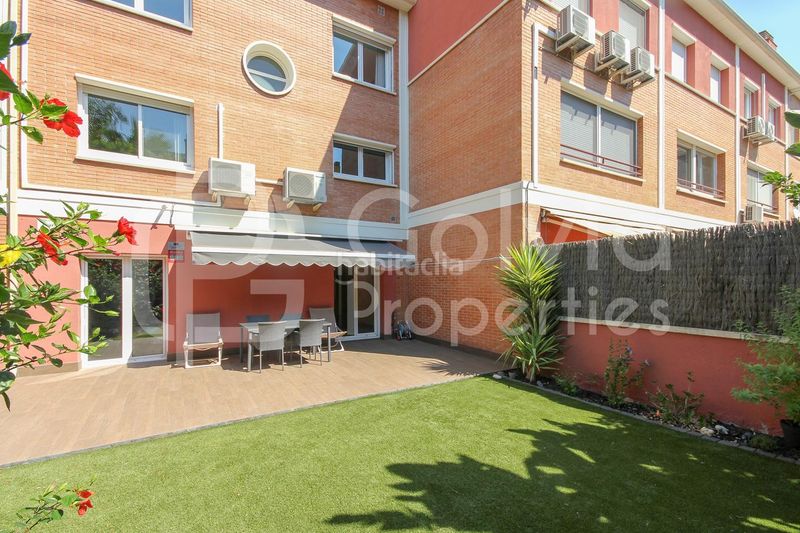 Foto 43cbbf65-77b5-4582-8ea9-4ab530236eb6. Casa adossada amb calefacció aparcament piscina a Gavà