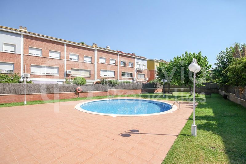 Foto e2e44271-3cc3-4128-8432-62855847bd4b. Casa adossada amb calefacció aparcament piscina a Gavà