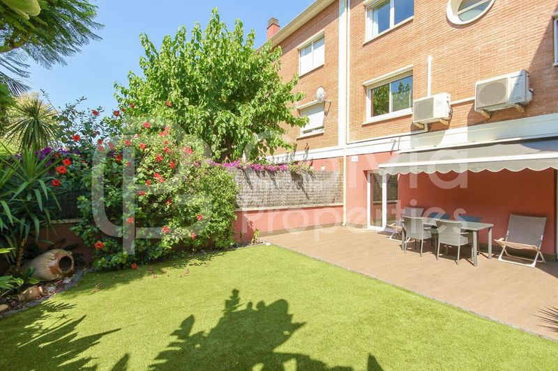 Foto 150f72e7-c71f-40a5-b5c7-d2f50fd6afba. Casa adossada amb calefacció aparcament piscina a Gavà