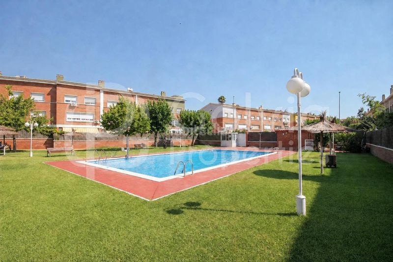 Foto 1615ef07-a172-4674-bc6d-39de1e2b34c4. Casa adossada amb calefacció aparcament piscina a Gavà