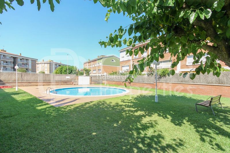 Foto 73e080bd-3be2-4b5e-8b37-7b7093f9f43c. Casa adossada amb calefacció aparcament piscina a Gavà