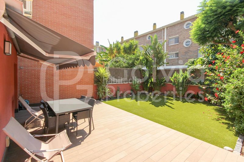 Foto cdab9adb-9fdd-4661-a9e0-d299c3ca0c91. Casa adossada amb calefacció aparcament piscina a Gavà