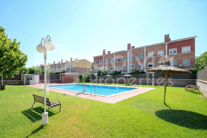 Foto d4bf2ca6-d8d1-49a3-826d-61c16c89e110. Casa adossada amb calefacció aparcament piscina a Gavà