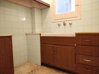 Pis a Sant Llatzer. Piso de 3 habitaciones para reformar en zona sant llatzer