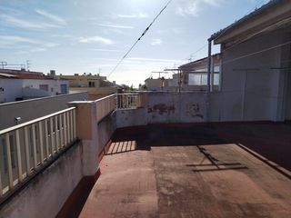Haus in Alcanar. Casa distribuida en almacén, 2 pisos y terraza con vistas al mar