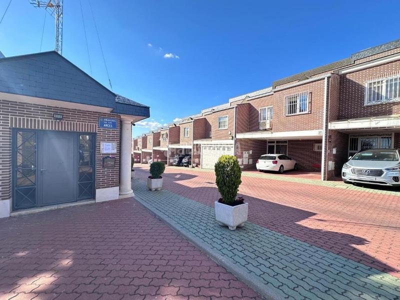 Foto 083894d4-c36d-4bfd-ae5a-80b95ff69923. Casa pareada casa en venta en Parque Coimbra Móstoles