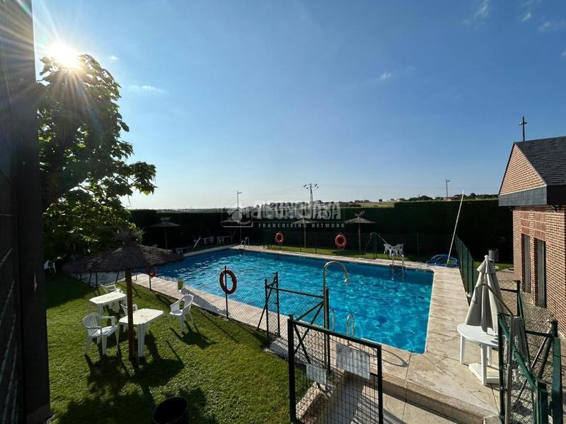 Foto acdf5893-8f09-470b-b877-372d19b30387. Casa pareada casa en venta en Parque Coimbra Móstoles