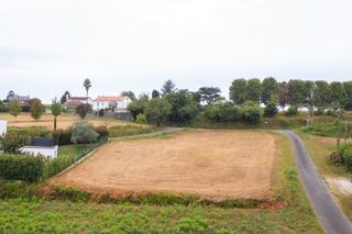 Terreny residencial en Modia. Parcela edificable de 2.221 m en mio a corua. a 5 min de perbe