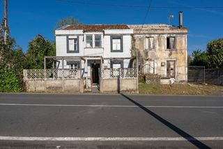 Casa  Castro 91. Oportunidad única en sada conjunto de dos viviendas y nave con p