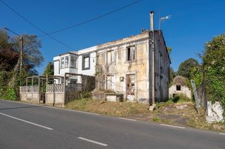 Casa in Castro 91. Propiedad con múltiples edificaciones para rehabilitación integr