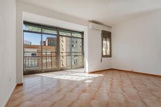 Pis  Passeig de valldaura. Todo exterior, alto, ascensor. parc central nou barris