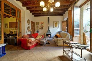 Maison  Carrer nou. De doble fachada y con detalles interiores de época