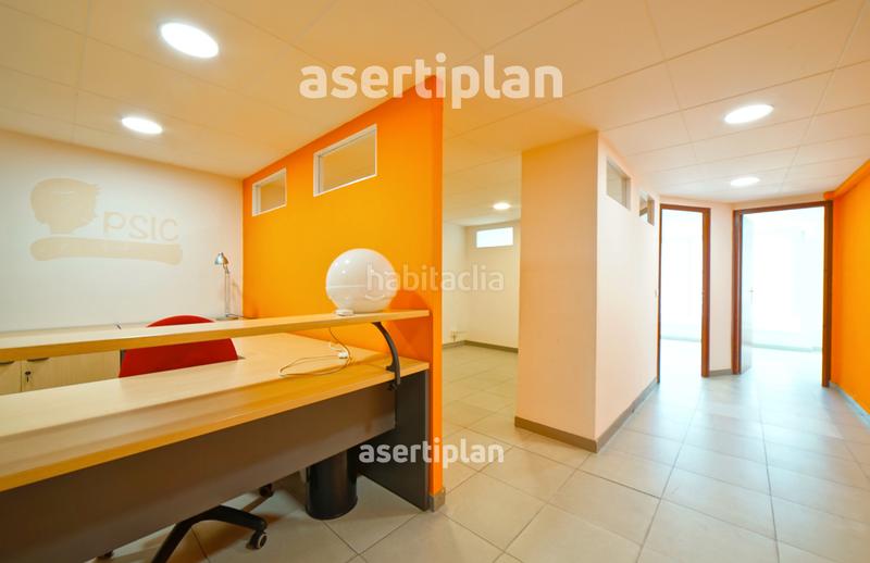 Foto a35692d4-e5bd-4d51-bce5-1db7fd5d60ec. Alquiler local comercial oficina luminosa en alquiler en el centro – zona ayuntamiento en Mataró