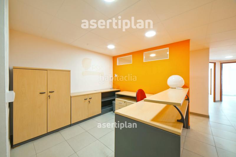 Foto a45c20aa-0698-46a7-822b-01a56535d600. Alquiler local comercial oficina luminosa en alquiler en el centro – zona ayuntamiento en Mataró