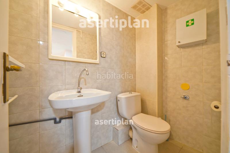 Foto e94157f1-ef11-4a5e-8958-ee31f4b50bce. Alquiler local comercial oficina luminosa en alquiler en el centro – zona ayuntamiento en Mataró