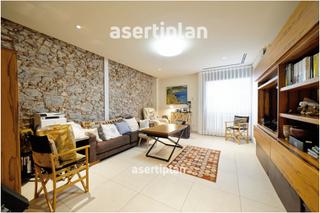 Casa en Centre. Impecable casa con piscina en el centro