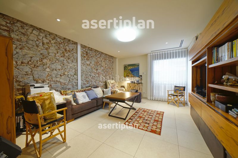 Foto d4b78d4d-8f5c-4f8b-8548-d59c1245fda7. Casa amb xemeneia calefacció aparcament piscina a Mataró