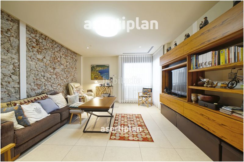 Foto ea6ec9a9-4b11-4d1a-8252-fb8aba1752f1. Casa amb xemeneia calefacció aparcament piscina a Mataró