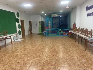 Haus in Guadalupe. Casa con bajo comercial en guadalupe